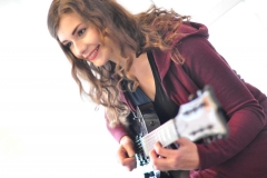 Schülerin an der E-Gitarre
