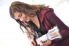Schülerin an der E-Gitarre