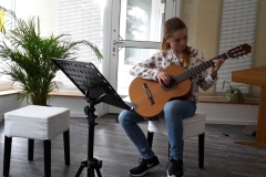 Shari im Gitarrenunterricht